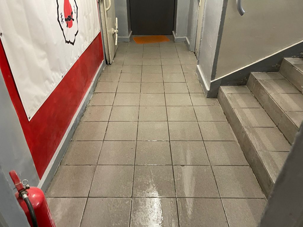 Sprzątanie po zalaniu